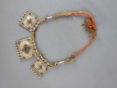 INDIA: Necklace. D. 18 cm.