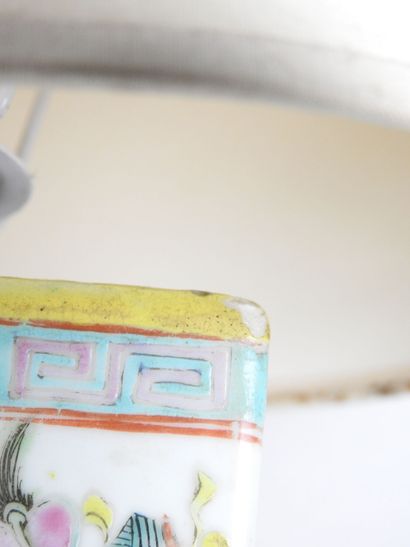 CHINE: Petite lampe rectangulaire en porcelaine...