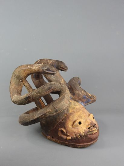 YOROUBA, Nigéria.

Bois, pigments.

Masque-heaume...