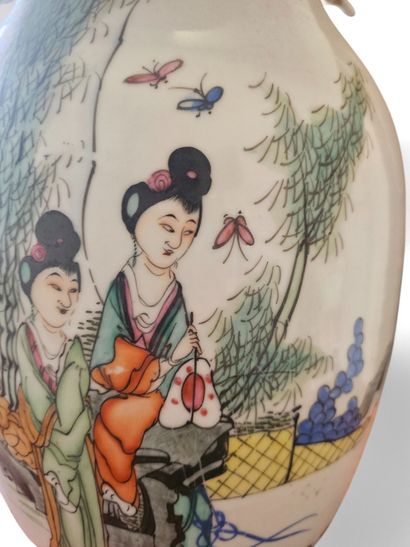 CHINA, XXE.
Polychrome porcelain baluster...