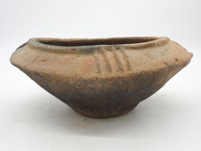 KIMBAYA : Oblong terracotta vase with striated...
