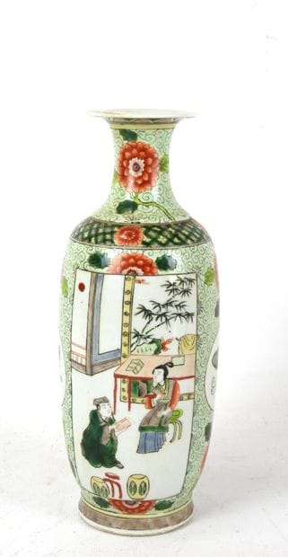 CHINE : Vase en porcelaine à décor en émaux...