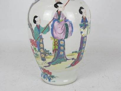CHINE : Vase de forme balustre en porcelaine...