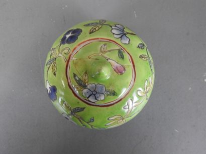 CHINA
Two porcelain vases decorated with...