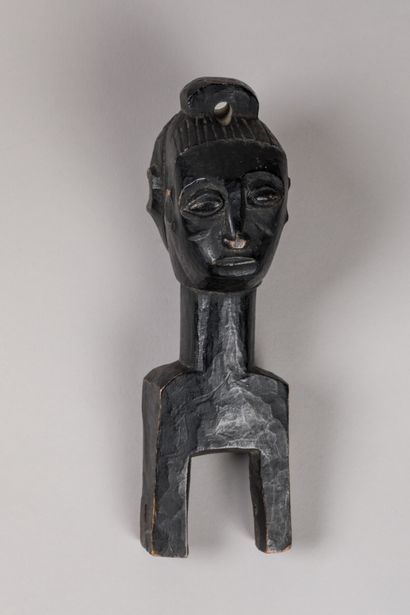 BAOULE, Côte d'Ivoire.
Bois, patine noire.
Etrier...