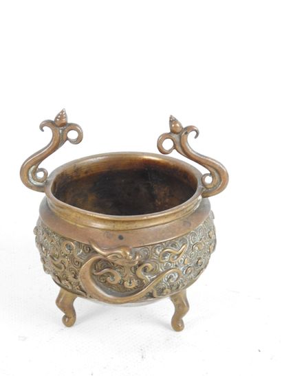 JAPON. Petit brûle parfum tripode en bronze....