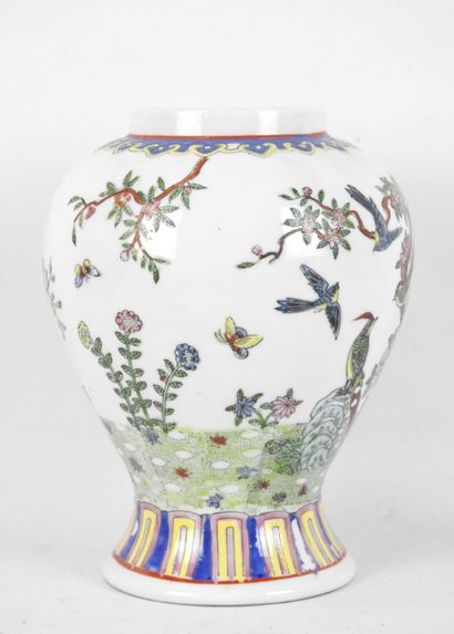 Chine.
Vase de forme balustre en porcelaine...