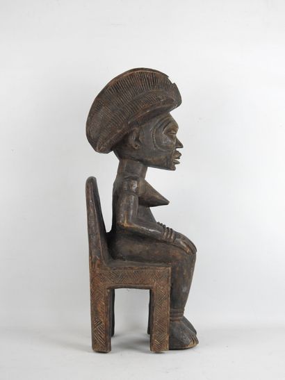 GABON. Femme assise, visage scarifié, coiffe...
