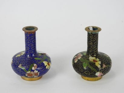 CHINE : Deux vases miniatures de forme balustre...