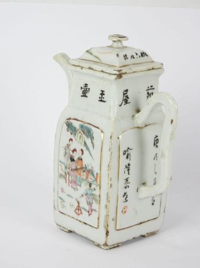 CHINE : Théière en porcelaine à décor en...