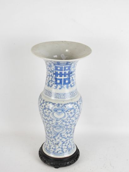 CHINE: Vase balustre au col évasé en porcelaine...