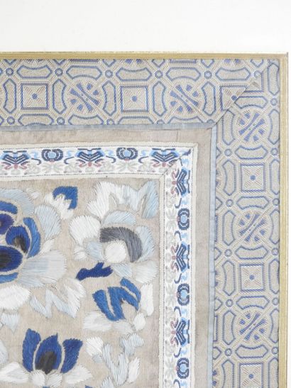 CHINE : Soie brodée à décor de fleurs et...