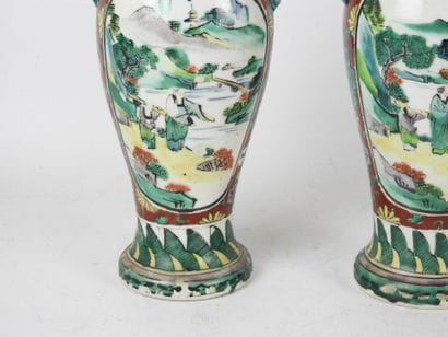 CHINE : Paire de vases en porcelaine à décor...