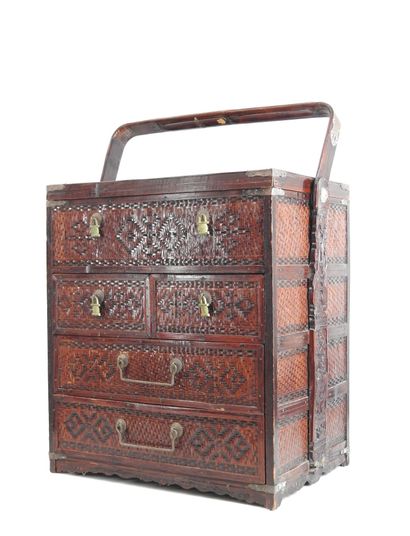 CHINE : Panier à piquenique en bois laqué...
