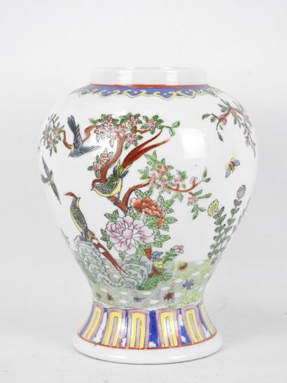 Chine.
Vase de forme balustre en porcelaine...