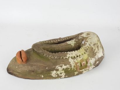MASQUE en plâtre peint. H. 37 cm. Accide...