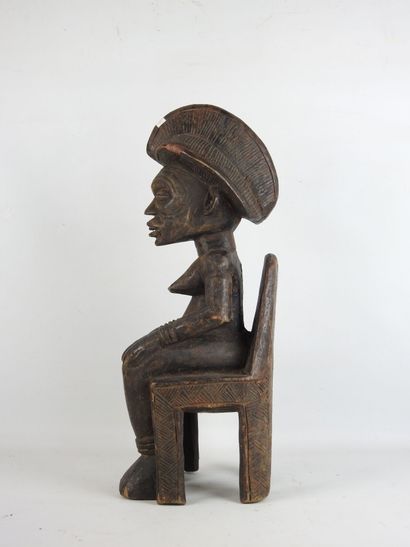 GABON. Femme assise, visage scarifié, coiffe...