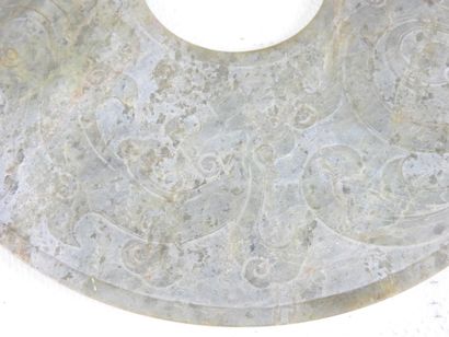 CHINE. Disque bi en pierre dure sculpté....