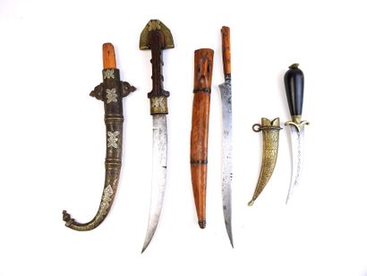 ARMES BLANCHES. Ensemble de 3 poignards divers...