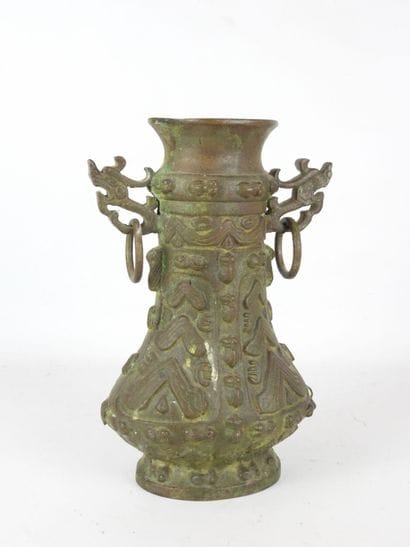 CHINE : Vase en bronze ciselé à décor géométrique...