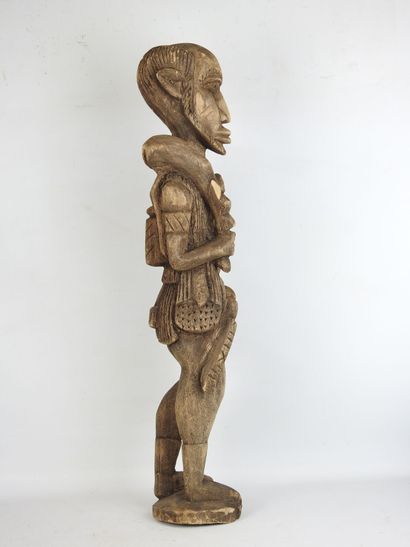 DOGON, Mali. Chasseur debout avec arc, dagues...