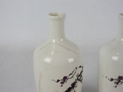 JAPON : Paire de vases en porcelaine à décor...