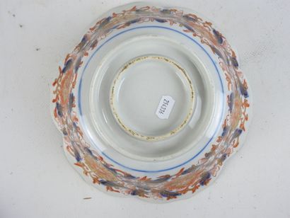JAPON. Coupe en porcelaine IMARI en forme...