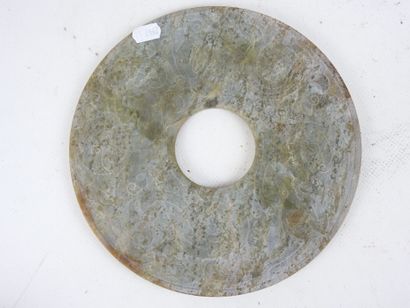 CHINE. Disque bi en pierre dure sculpté....