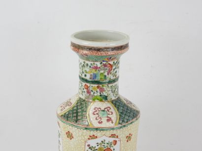 GRAND VASE en porcelaine à décor en émaux...