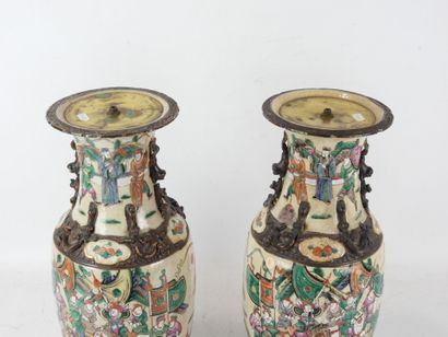 NANKIN : Paire de vases de forme balustre...