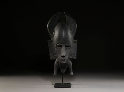 SENOUFO, Côte d'Ivoire.
Bois, patine noire.
Masque...