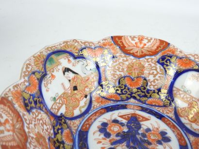 JAPON. Coupe en porcelaine IMARI en forme...
