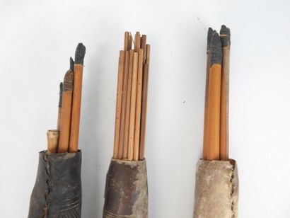 AFRIQUE : Trois carquois en cuir avec flèches...