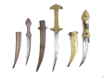 ARMES BLANCHES. Ensemble de 3 poignards divers...