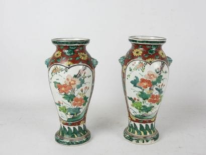 CHINE : Paire de vases en porcelaine à décor...
