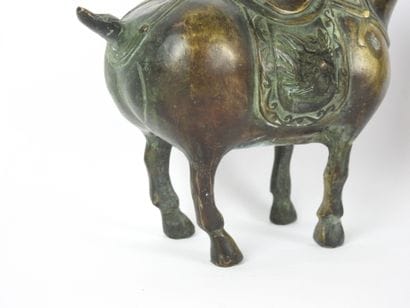CHINE : Couple de chevaux en bronze à patines...