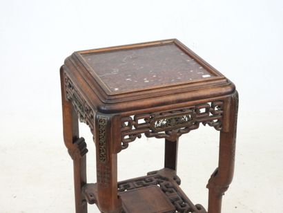 CHINE OU INDOCHINE : Sellette en bois sculpté...