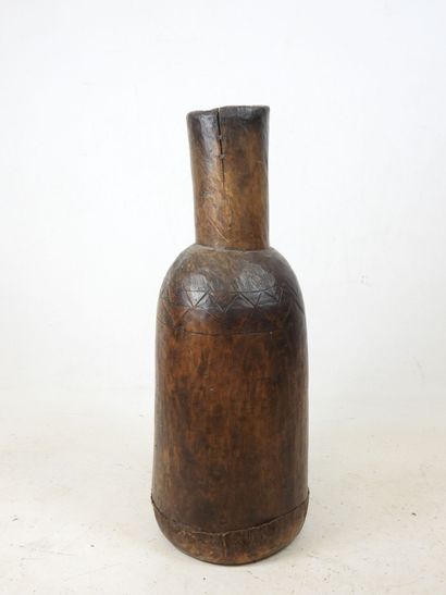 AFRICA. Wooden drum case with patina of use
...