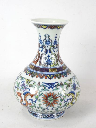 CHINE : Vase de forme balustre en porcelaine...