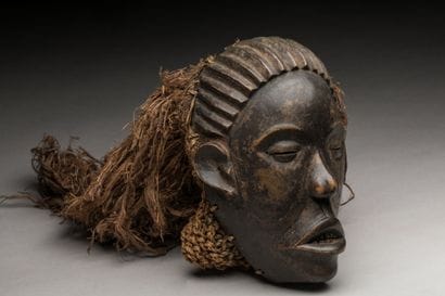 Masque de danse «Pwo» figurant un visage...