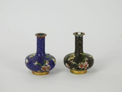 CHINE : Deux vases miniatures de forme balustre...