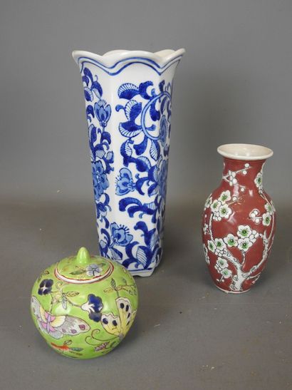 CHINA
Two porcelain vases decorated with...