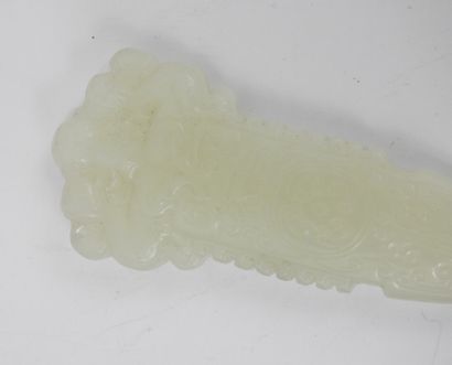 CHINE : Pendentif amulette en jade sculpté,...