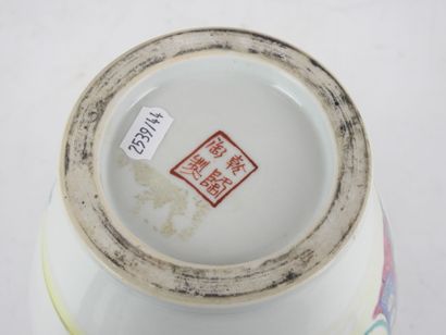 CHINE : Vase de forme balustre en porcelaine...