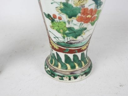 CHINE : Paire de vases en porcelaine à décor...