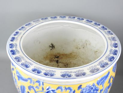 CHINE : Grand cache-pot en porcelaine à décor...