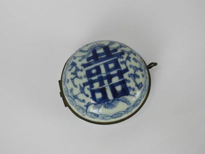 CHINE : Boîte de forme circulaire en porcelaine...