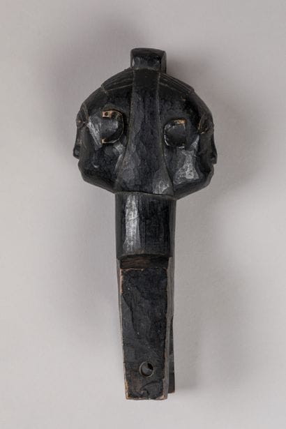 BAOULE, Côte d'Ivoire.
Bois, patine noire.
Etrier...