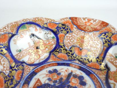 JAPON. Coupe en porcelaine IMARI en forme...
