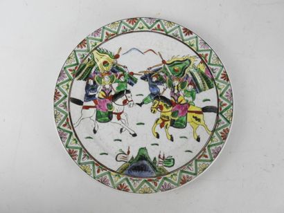 CHINE : Deux assiettes en porcelaine à décor...